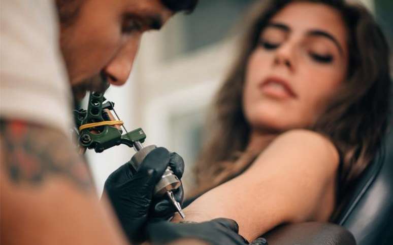 Que tal fazer uma tattoo relacionada ao Zodíaco? - Shutterstock.