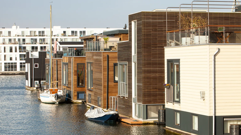 Ijburg, um subúrbio de Amsterdã, é a capital das casas flutuantes, com um número crescente de casas flutuantes sendo construídas