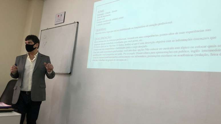 No in&iacute;cio da aula, o professor Carlos Quiroga explica aos alunos como se faz um curr&iacute;culo
