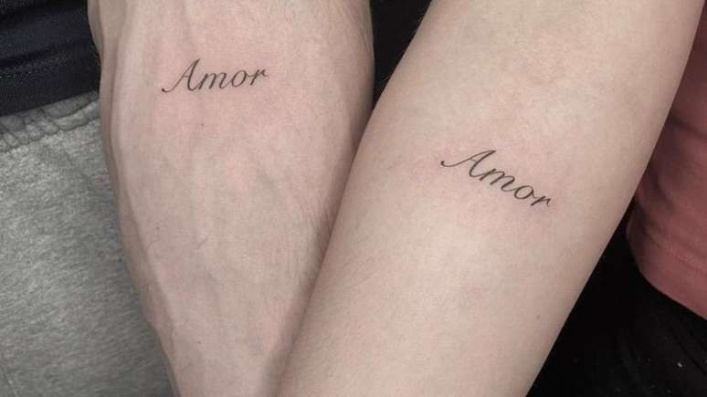 Palavras como "amor" está entre as opções de tatuagem de casal!