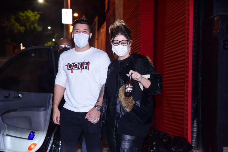 Mar&iacute;lia Mendon&ccedil;a e Murilo Huff de m&atilde;os dadas, passeando 