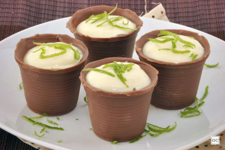 Guia da Cozinha - Mousse de limão no copinho de chocolate