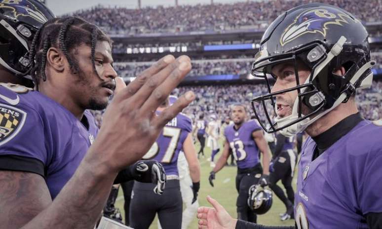 Lamar Jackson e Justin Tucker se cumprimentam após grande vitória dos Ravens sobre Minnesota (Reprodução / Twitter / Baltimore Ravens)