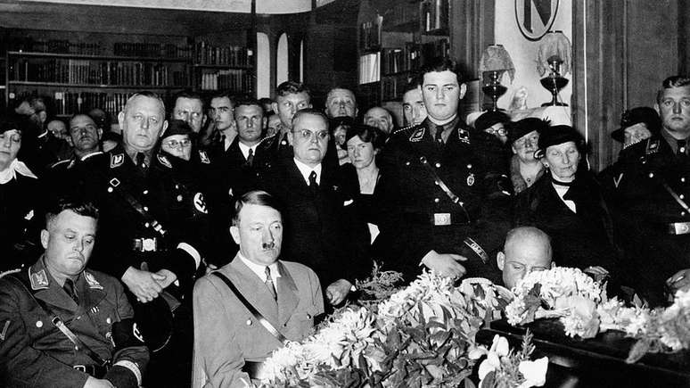 Adolf Hitler no funeral de Elisabeth Nietzsche