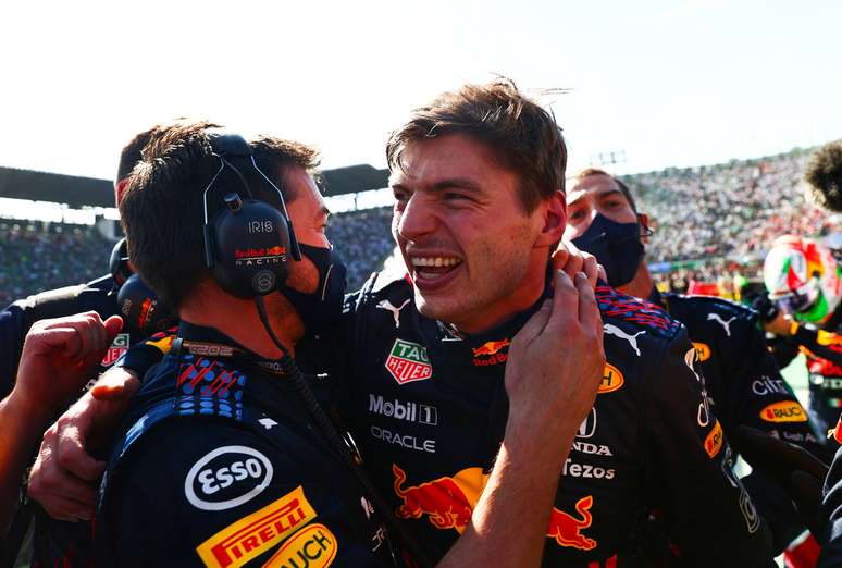 Max Verstappen festeja a vitória no México 