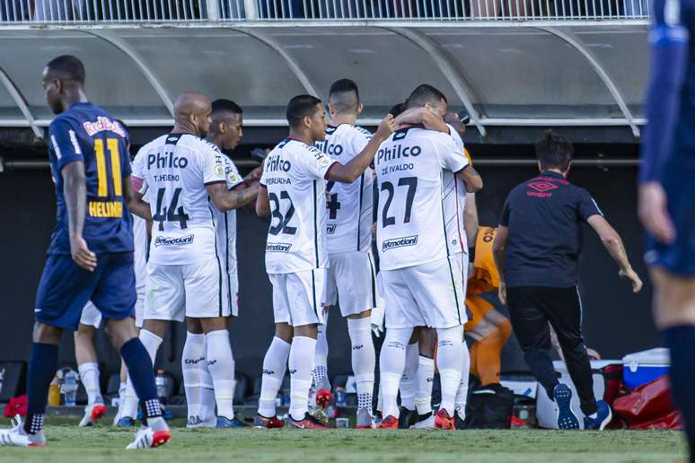 Athletico-PR bate o Bragantino em prévia da final da Sula