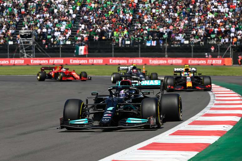 Hamilton &agrave; frente de Perez, Gasly e Leclerc logo ap&oacute;s a relargada