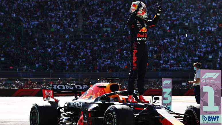 Verstappen comemora a vitória no México  