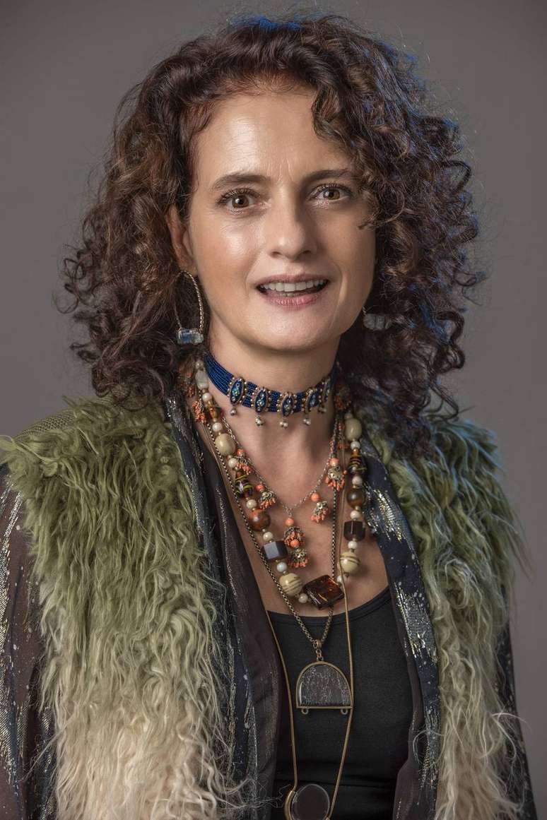 Denise Fraga como Julia, sua personagem na novela 'Um Lugar ao Sol'