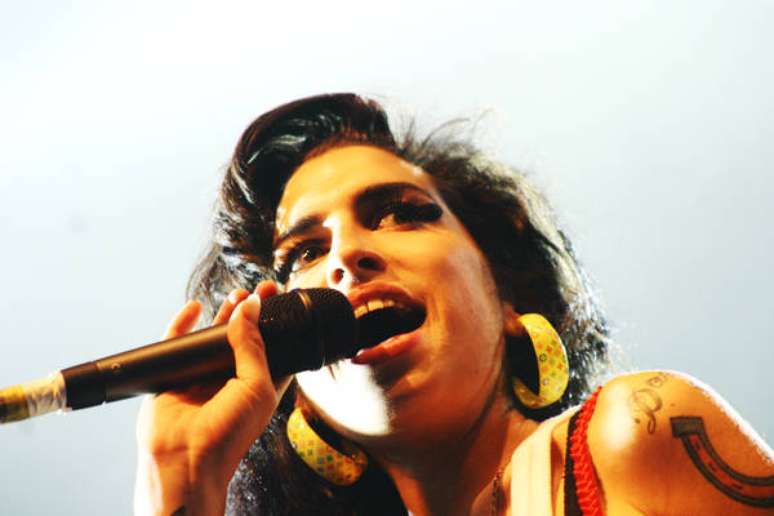 A cantora Amy Winehouse durante um show