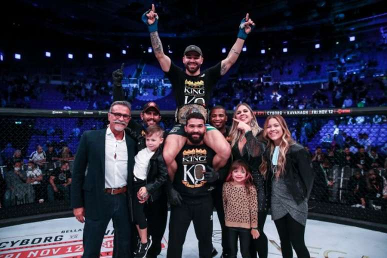 Patricky Pitbull celebra com sua família e sua equipe a conquista do cinturão (Foto: divulgação Bellator)