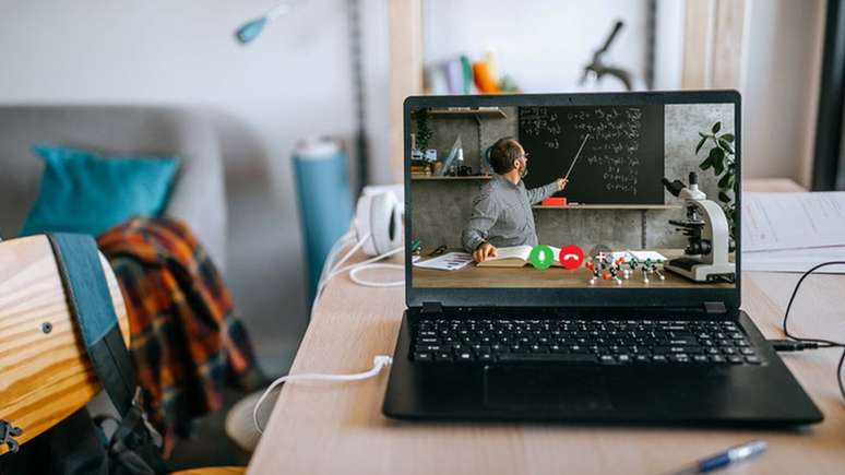 Pouco menos da metade dos alunos da rede pública tinha acesso, em agosto e setembro, a notebook ou computador com internet, segundo pesquisa feita com pais e responsáveis