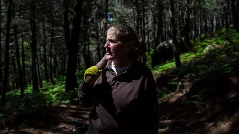 Quando Isabel Jim&eacute;nez come&ccedil;ou a trabalhar com resina h&aacute; tr&ecirc;s anos, os homens pensaram que isso duraria apenas algumas semanas