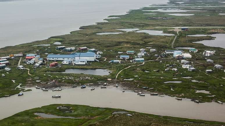 Comunidades construídas sobre o permafrost, como o vilarejo de Newtok no Alasca, estão ameaçadas