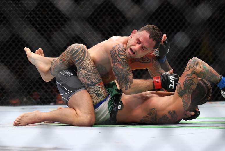 Frankie Edgar (esq) foi derrotado por Marlon Vera no UFC 260