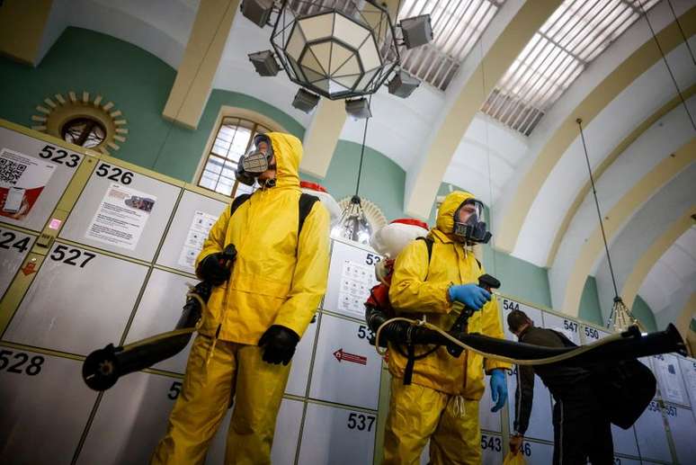 Especialistas desinfectam estação ferroviária em Moscou
02/11/2021 REUTERS/Maxim Shemetov