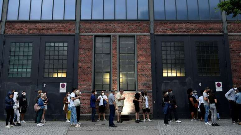 Pessoas fazem fila em centro de vacina&ccedil;&atilde;o contra a Covid-19 em Berlim
09/08/2021 John Macdougall/Pool via REUTERS