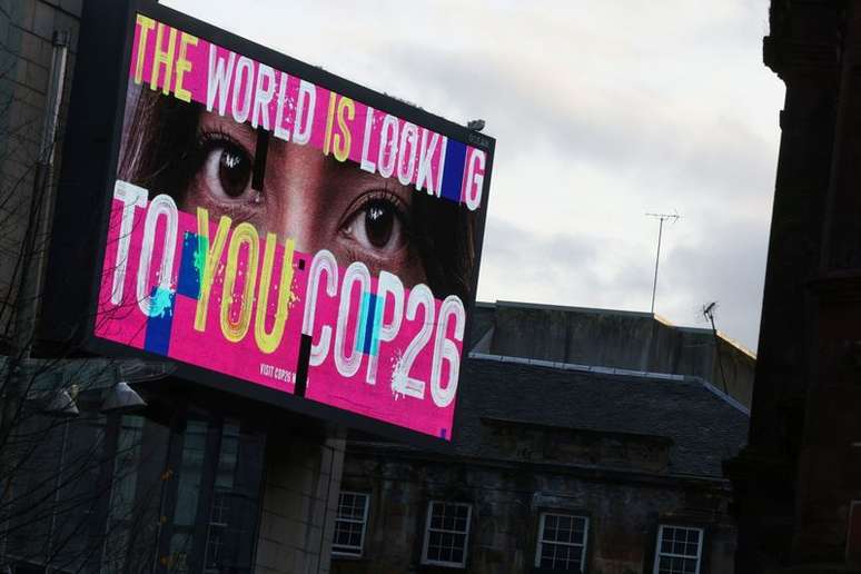 Propaganda &eacute; exposta durante realiza&ccedil;&atilde;o da COP26 em Glasgow, no Reino Unido
07/11/2021 REUTERS/Yves Herman