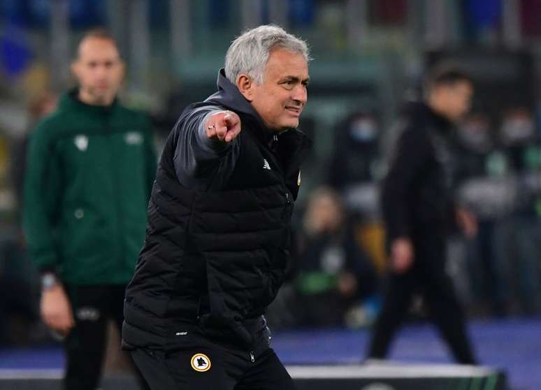 Jos&eacute; Mourinho durante partida da Roma contra o Bodo/Glimt pela Liga Confer&ecirc;ncia da Europa
04/11/2021 REUTERS/Alberto Lingria