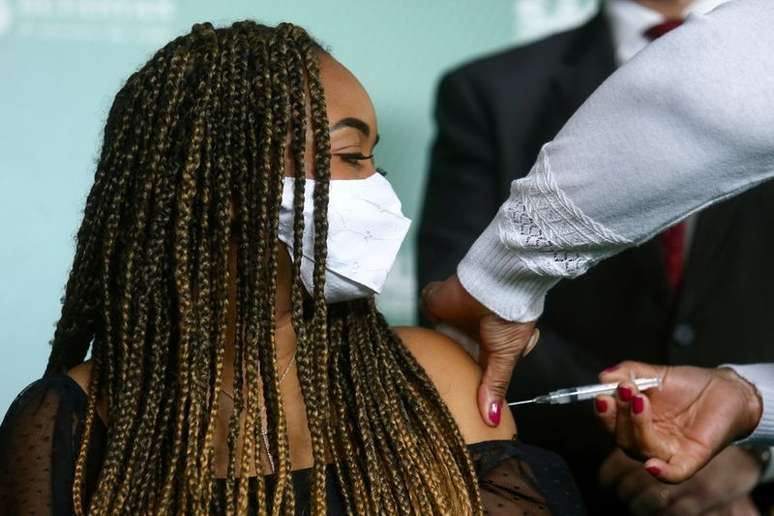 Jovem recebe dose de vacina contra covid-19 em São Paulo
16/08/2021
REUTERS/Carla Carniel