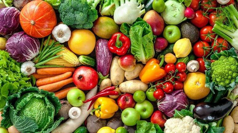 Com o aumento da produção de algumas frutas, legumes e verduras, o preço tende a cair