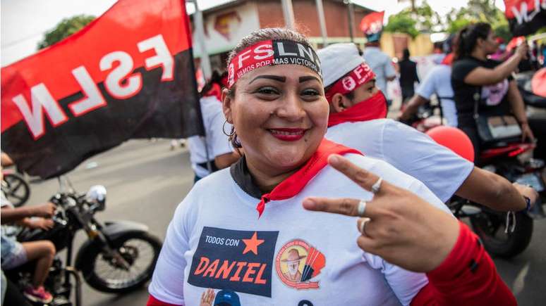 Apoiadora do FSLN, partido de Ortega, durante as eleições deste domingo