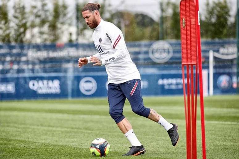 Sergio Ramos se aproxima de estreia com a camisa do PSG (Foto: C. Gavelle / PSG)