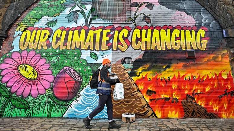 "Nosso clima est&aacute; mudando", diz mural pintado em Glasgow, local onde ocorre a COP26