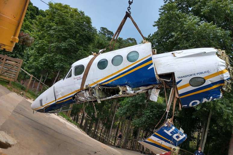 Avião foi retirado do local do acidente no domingo