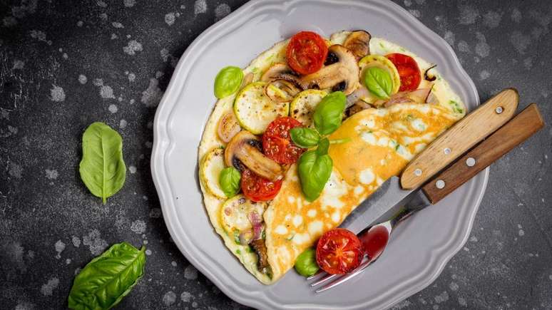 Aprenda com Alto Astral a fazer 4 receitas práticas de omelete para qualquer hora.