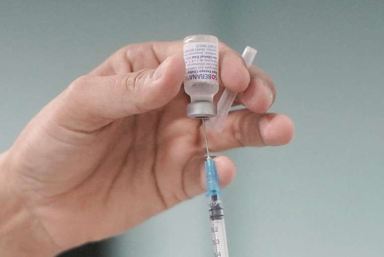Enfermeira prepara dose da vacina russa contra Covid-19 Soberana 02 em hospital de Havana
29/06/2021
REUTERS/Alexandre Meneghini