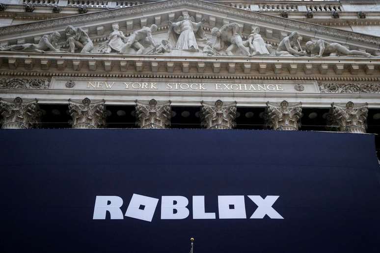 Banner com o logotipo da Roblox na fachada frontal da Bolsa de Valores de Nova York (NYSE) 
10/03/2021
REUTERS/Brendan McDermid