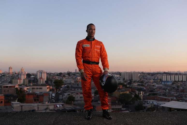 Conhecido como "Hamilton da favela', piloto Wallace Martins posa para foto em sua casa em Brasil&acirc;ndia, em S&atilde;o Paulo
22/10/2021
REUTERS/Amanda Perobelli