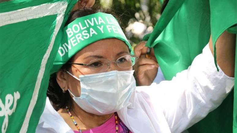 Mulher protesta em hospital boliviano a favor do direito das mulheres de decidirem sobre aborto