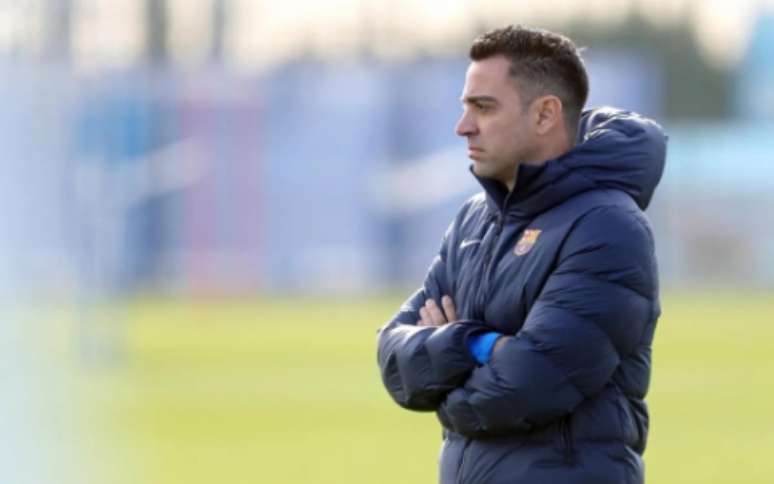 Xavi observando treino no Joan Gamper (Foto: Miguel Ruiz / Barcelona)