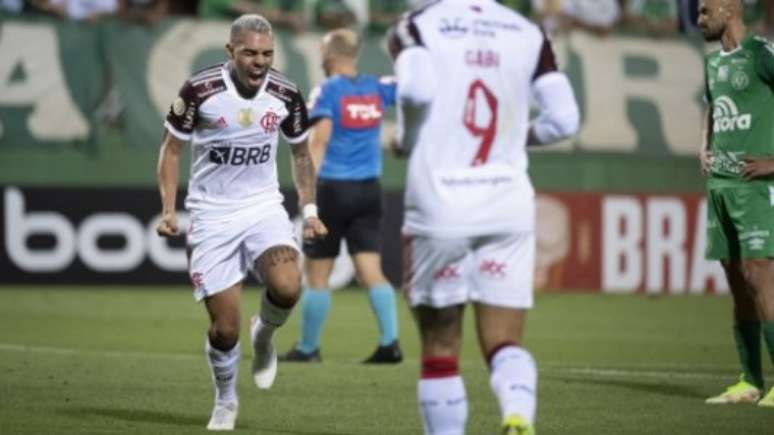 Matheuzinho, Michael... Flamengo de Renato segue refém de iniciativas individuais para marcar (Foto: Alexandre Vidal / CRF)