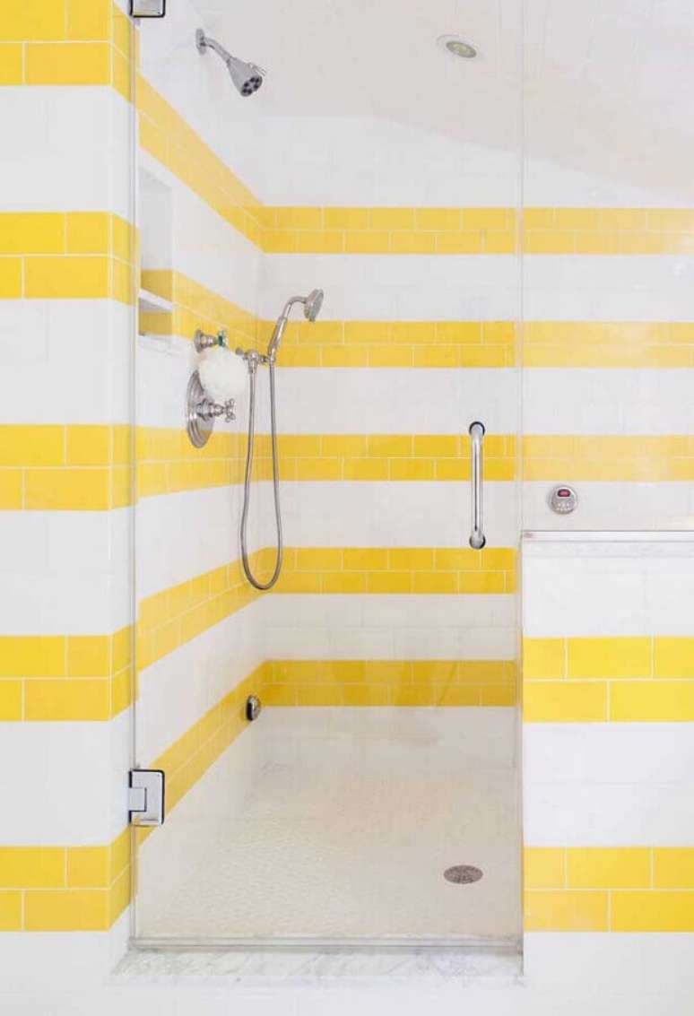 20. Azulejo colorido para decoração de banheiro branco e amarelo – Foto: Decor Fácil