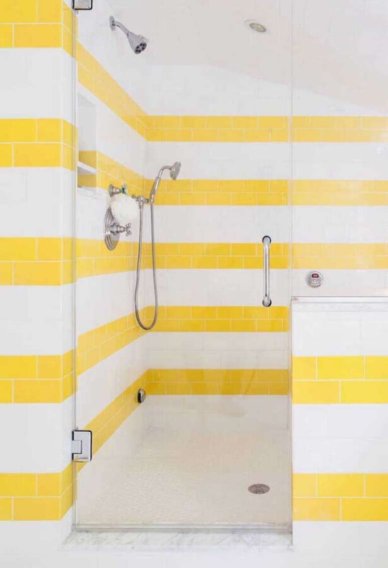 20. Azulejo colorido para decora&ccedil;&atilde;o de banheiro branco e amarelo &ndash; Foto: Decor F&aacute;cil