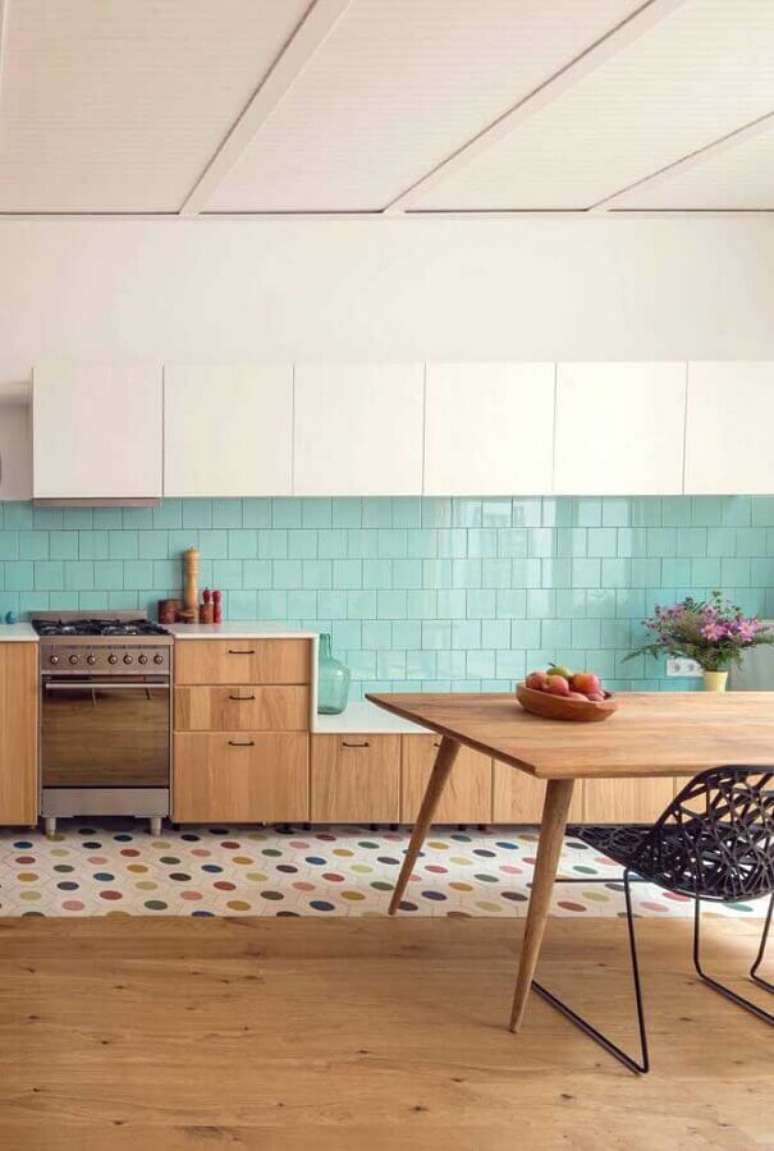 37. Cozinha de madeira decorada com azulejo colorido azul e armário aéreo branco – Foto: Houzz