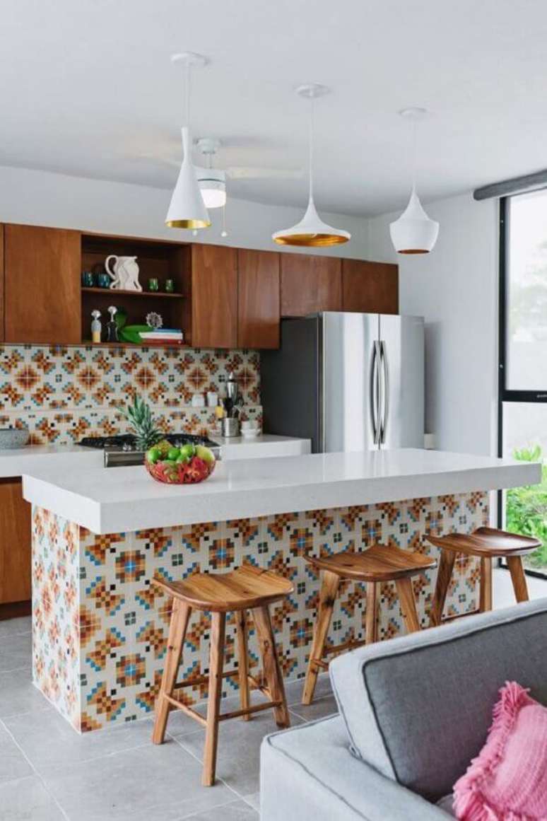 11. Azulejo colorido estampado para decoração de cozinha com ilha – Foto: Design Milk