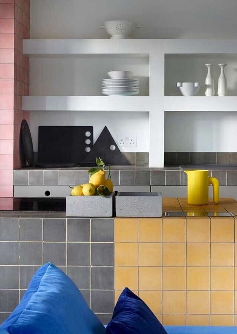56. Decoração simples para cozinha com azulejo colorido – Foto: Decor Fácil