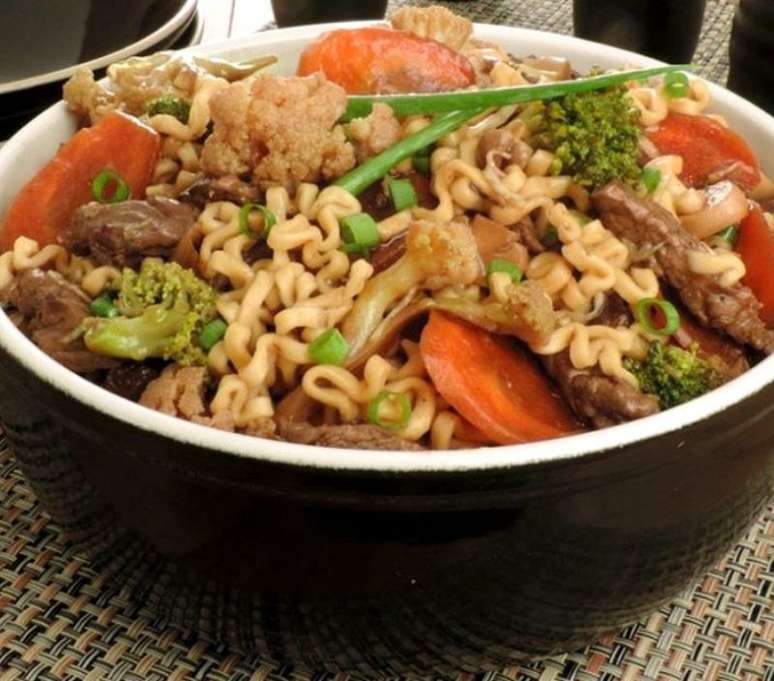 Frango Xadrez com Molho Acre Doce e Abacaxi Nº 18 - Yakisoba Jacareí