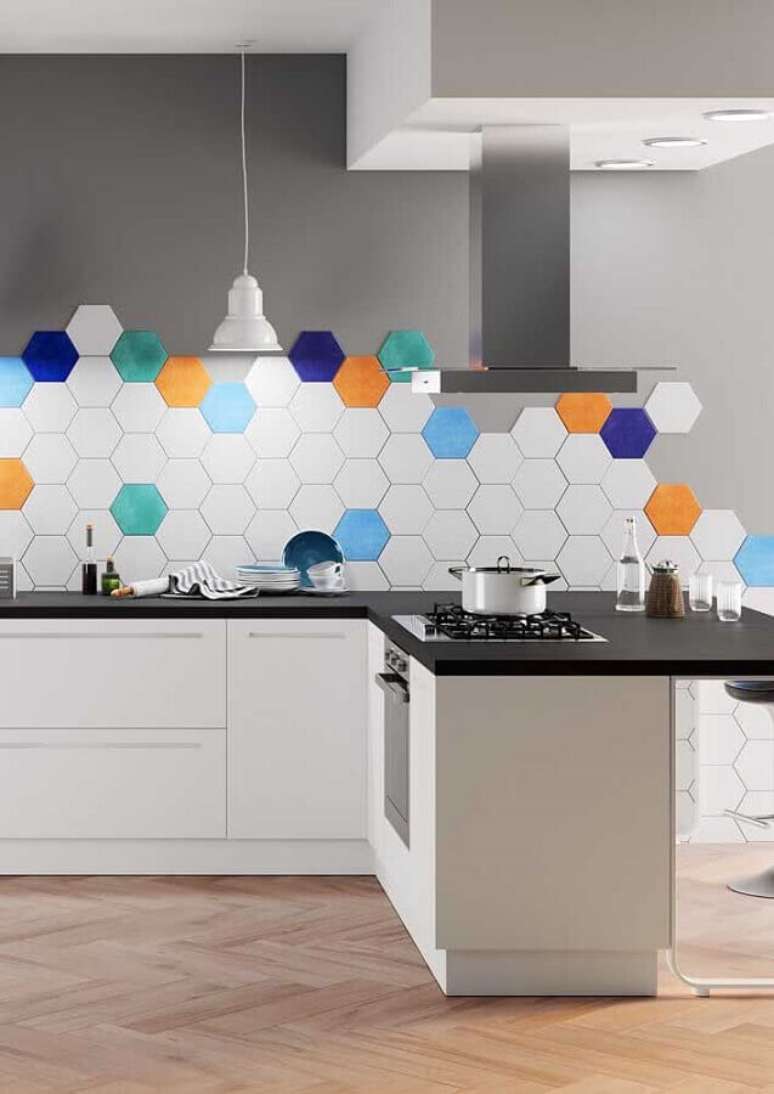 12. Azulejo colorido hexagonal para decoração de cozinha moderna – Foto: Decor Fácil