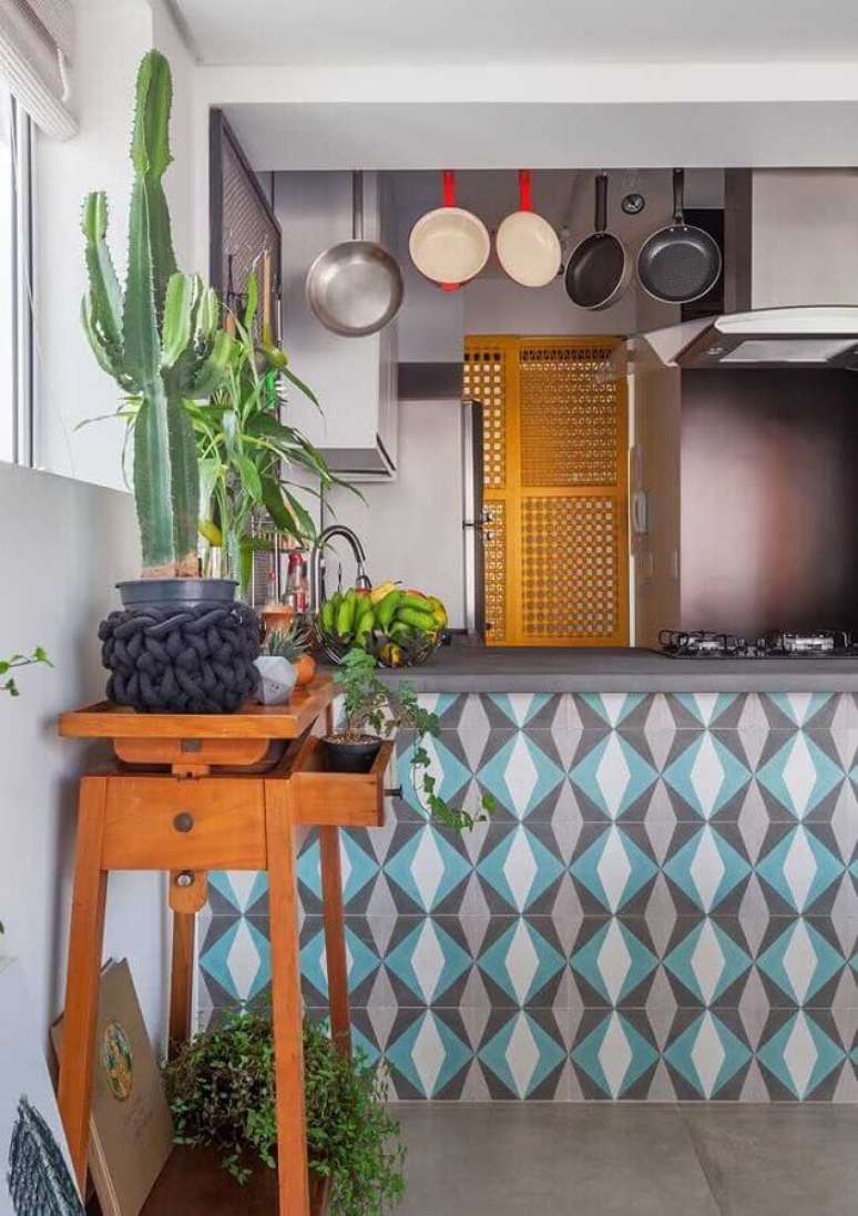 31. Cozinha americana decorada com azulejo colorido para bancada – Foto: Alessandro Guimarães