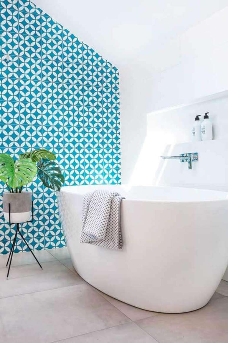 13. Azulejo colorido para banheiro branco decorado com banheira de imersão – Foto: Houzz