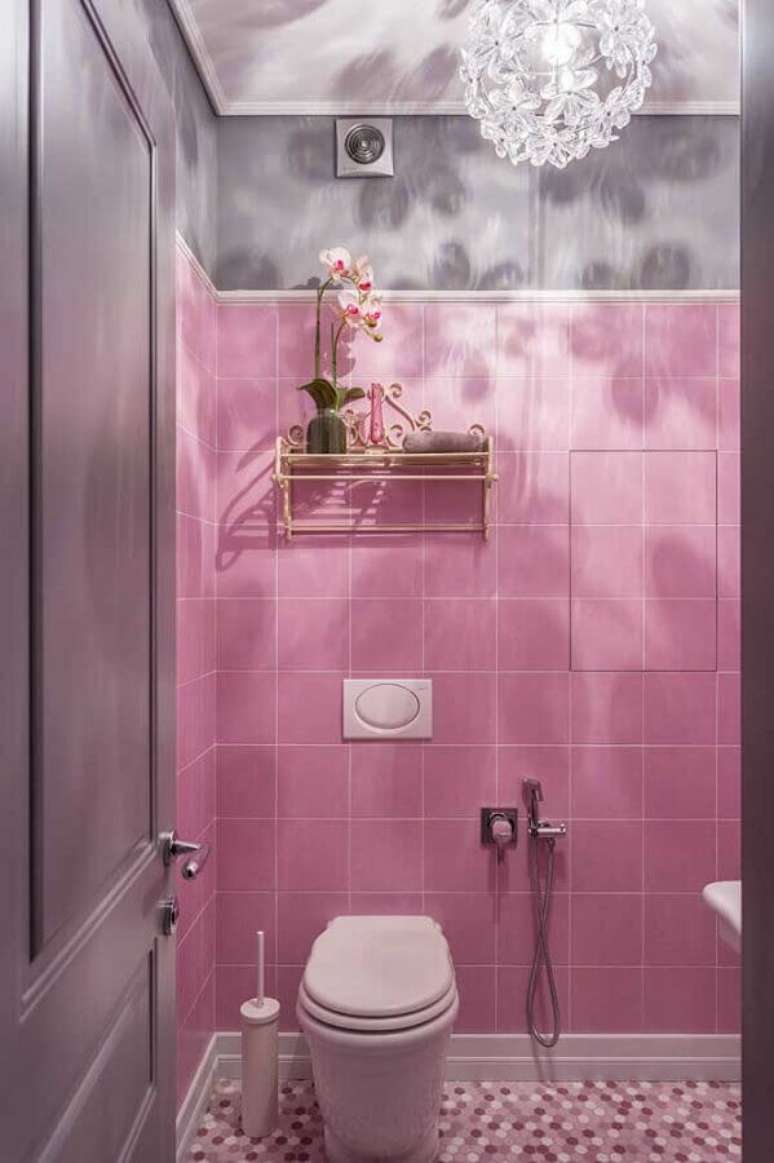 21. Azulejo colorido para decoração de banheiro cinza e rosa – Foto: Archilovers