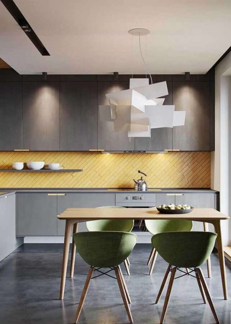 34. Cozinha cinza decorada com lustre moderno e azulejo colorido – Foto: Futurist Architecture