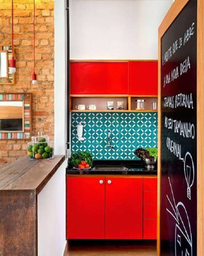 38. Cozinha vermelha decorada com azulejo colorido – Foto: Casinha Colorida