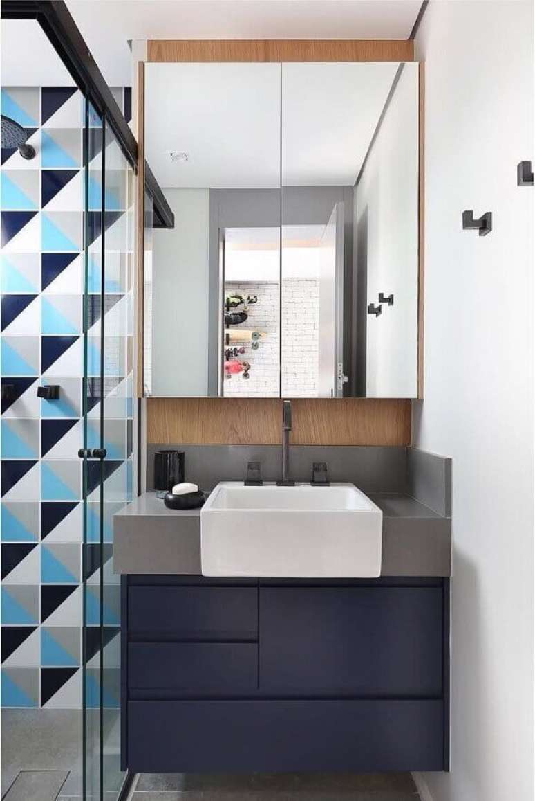 46. Decoração de banheiro pequeno com azulejo colorido – Foto: Duda Senna