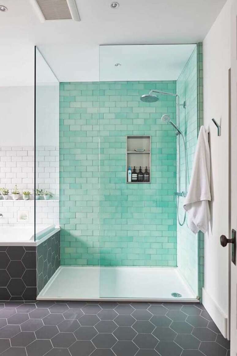 59. Piso hexagonal para decoração de banheiro com azulejo colorido na área do box – Foto: Houzz